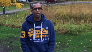 Tarre Ahlfors är verksamhetsledare vid ungdomsverkstaden Sveps, där unga utan jobb kan få hjälp. Tariku "Tarre" Ahlfors är verksamhetsledare vid Sveps.