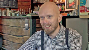 Kaféet har blivit Petri Horttanans andra vardagsrum. här följer han med ungas konst. Man i konstcafé
