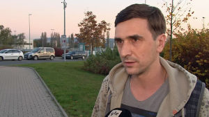Radek Jíra. Industgriarbetaren Radek Jíra utanför Skodafabriken i Mladá Boleslav.