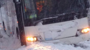 Så här såg det ut när olyckan var framme i snöstormen i Kyrkslätt. Buss i diket i snöstormen