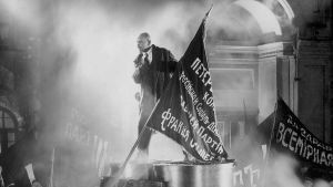 Lenin pitää puhetta väkijoukolle Sergei Eisensteinin elokuvassa Lokakuu