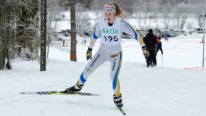 I februari 2013 flög Josefina Sundman fram i FSSM i Västerby, Ekenäs. Josefina Sundman åker fri stil i vinterterräng.