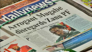 Arrogant Mugabe struntar i att partiet har avskedat honom. Robert Mugabe i tidningsrubrik.