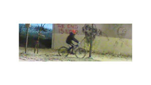 Känner du igen den här mannen? Det kan vara förövaren som attackerade en kvinna i Vasa i lördags. Person på cykel i tunnel