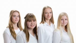Från vänster Hanna Lindberg, Mathilda Lönn, Annika Lillman och Elsa Kokkonen sprider ljus och glädje i Sjundeå. Sjundeås luciafölje från vänster Hanna Lindberg, Mathilda Lönn, Annika Lillman och Elsa Kokkonen.