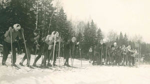 Skidåkning i Grankulla i början av 1920-talet. Skidåkning i Grankulla i början av 1920-talet.