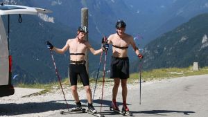 Cedrik Sandell och Robin Dahlström på paus under skidlägret i Planica i Slovenien. Robin Dahlström och Cedric Sandell står på rullskidor i Planica.