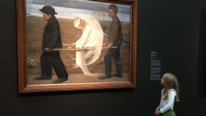 Första gången framför Hugo Simbergs Den sårade ängeln Barn som tittar på Den sårade ängeln av Hugo Simberg