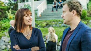 Downshiftaajat-sarjan toinen tuotantokausi, Pia (Niina Lahtinen) ja Jaakko (Heikki Paasonen).