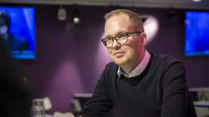 Den digitala brytningstiden varar längre än vi tror, säger akademiforskaren Sakari Taipale vid Kompetenscentret för åldrande och omsorg vid Jyväskylä universitet. Forskaren Sakari Taipale sitter framför en lila vägg och ser oroad ut.