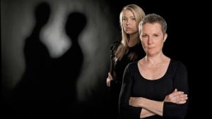Kuvassa Puhdistus-kuunnelman näyttelijät vas.-oik.: Zara (Essi Hellén) ja Aliide Truu (Tiina Weckström)