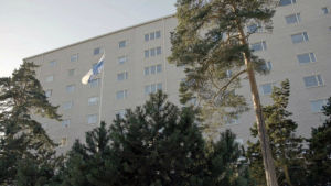 Mannerheimvägen 93 i Helsingfors är det största flervåningshuset som ägs av Lotta Svärd Stiftelsen. Mannerheimvägen 93 i Helsingfors är det största flervåningshuset som ägs av Lotta svärd Stiftelsen.
