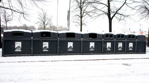 En sorteringsstation där man kan sortera till exempel plast, kartong och papper. En rad sopkärl i olika storlek för olika sorters avfall.