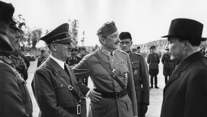 Saksan valtakunnankansleri Adolf Hitler vierailulla Suomessa marsalkka Mannerheimin 75-vuotispäivänä. Vas. marsalkka Wilhelm Keitel, Hitler, Mannerheim ja presidentti Risto Ryti (1942).