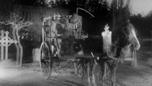 Victor Sjöströmin Ajomies Viikatemies ajaa hevosvaunuja. Kuva Victor Sjöströmin elokuvasta Ajomies (1921)
