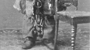 Bilden föreställer inte Pirilö-Karl eftersom det inte finns något foto på honom. Mannen på bilden kommer från en samling namnlösa fångar, fotade av Julia Widgren (1842-1917) från Vasa. Ett gammalt svartvitt fotografi. Man ser benen och fötterna på en man. Han är fastkejdad med tunga kedjor.