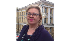 Erja Tenhonen-Lightfoot har koll på tolkarnas utmaningar - allt från språknyanser till klädkoder Bild på tolken Erja Tenhonen-Lightfoot