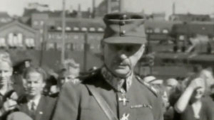 Mustavalkoinen kuva, keskellä Marsalkka Mannerheim
