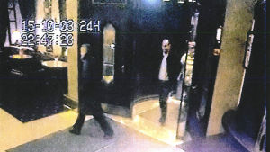 Här anländer Raimo Andersson, Volkan Ünsal och Janne Raninen till restaurang Socis i Helsingfors på kvällen den 15 oktober 2003. Ünsal mördas några timmar senare. Bild från övervakningskamera på Raimo Andersson, Volkan Ünsal och Janne Raninen.