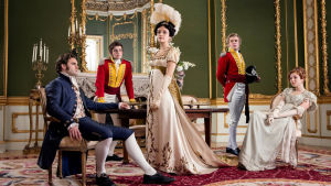 Kapteeni Rawdon Crawley (Tom Bateman), George Osborne (Charlie Rowe), Becky Sharp (Olivia Cooke), William Dobbin (Johnny Flynn) ja Amelia Sedley (Claudia Jessie). Uusi draamasarja Turhuuden turuilla on sähäkkä tulkinta 1800-luvun Britanniaan sijoittuvasta klassikkoromaanista.