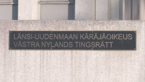 Ärendet behandlades i Västra Nylands tingsrätt. En skylt på en mur där det står Västra Nylands tingsrätt på svenska och finska.