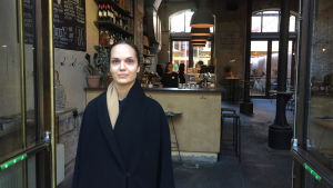 Isabella Eriksson Iabella Eriksson står utanför en restaurang