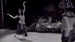 Nefernefernefer (Elsa Sylvestersson) ja Sinuhe (Matti Tikkanen) tanssivat (1965).