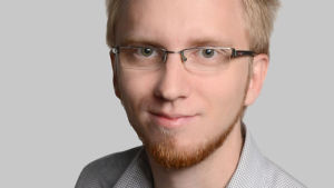 Simon Elo säger att Huhta inte har hans förtroende som gruppordförande. Simon Elo.