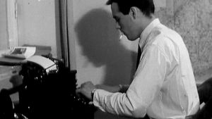Toimittaja Pentti Heimolainen kirjoittaa kirjoituskoneella (1965).