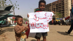 "Stjäl inte vår revolution", står det på det plakat som en liten sudanesisk pojke håller upp under de fortsatta protetesterna i Khartoum fredagen den 12.4. "Stjäl inte vår revolution", står det på det plakat som en liten sudanesisk pojke håller upp under de fortsatta protestern i Khartoum fredagen den 12 april