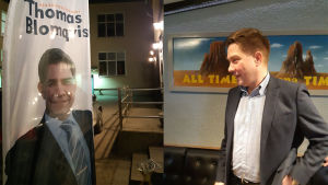 Thomas Blomqvist tycker han kom i gång sent med sin kampanj inför riksdagsvalet, men lyckades ändå bli invald. Riksdagsvalet 2019: Thomas Blomqvist (SFP) på sin valvaka i Ekenäs.