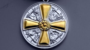 Finlands Vita Ros orden av första klass med guldkors delas ut varje mors dag. Bild av en medalj.