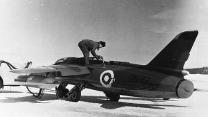 Suomessakin käytössä ollut Folland Gnat -hävittäjä Folland Gnat -hävittäjää tankataan.