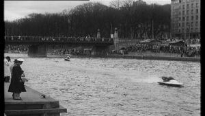 Race på Aura å på 1950-talet. En svartvit bild från motorbåtstävlingar i Aura å i Åbo på 1950-talet.