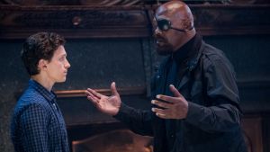När jag ringer, svarar du. Nick Fury (Samuel L Jackson) försöker lära Peter Parker (Tom Holland) vem som är viktig. Peter Parker (Tom Holland) och Nick Fury (Samuel L Jackson) talar med varandra.