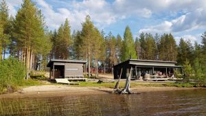 "Isoon saunaan mahtuu kerrallaan jopa parikymmentä saunojaa, ja pienempään kymmenen", Sari Fournier mainitsee. Kaksi saunarakennusta järven rannalla