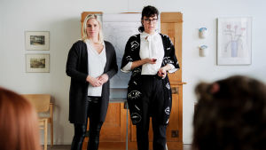 Kellot soi -sarjan hahmot Anne (Laura Malmivaara) ja Minerva (Minttu Mustakallio).