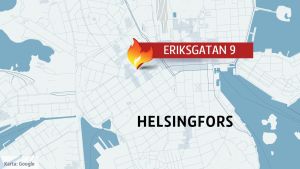 Den brandhärjade byggnaden ligger på Eriksgatan 9 i Kampen i Helsingfors. Brand på Eriksgatan i Helsingfors.