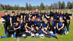 Lohja Lionesses är ett gäng glada tjejer. Spelarna i Lohja Lionesses samlade på en lagbild.