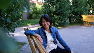 Monica Groop är också konstnärlig ledare för Pellinge musikdagar som i år går av stapeln 6-9 augusti. Monica Groop sitter på en parkbänk.