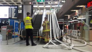 Järnvägstorgets metrostation är för tillfället avstängd, och räddningspersonal pumpar ut vatten. Brandmän som pumpar vatten ur Järnvägstorgets metrostation.