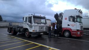 Organisationen Finlands Transport och Logistik SKAL har i tio år lobbat bland riksdagsledamöterna för att föra fram de frågor som är viktiga för yrkeschaufförerna. Här pratar Stig-Henrik Sjöblom från Västra Nylands yrkesbilister med riksdagsledamoten Johan Kvarnström (SDP). Johan Kvarnström och Stig-Henrik Sjöblom.