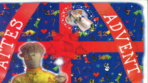 Attes advent år 2001.Illustratör: Veikko Anttila. Julkalender. Atte med en sprakasticka i handen framför en blå kalender med en röd rosett.