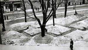 Skyddsgravar i Esplanadparken, 1940 Skyttegravar i Esplanadparken, Helsingfors, 1940