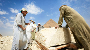 Historia: Pyramidin arvoitus. Kaksiosainen dokumentti seuraa Gizan pyramidin arkeologisia tutkimuksia.
