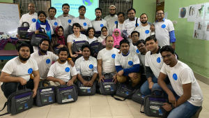 Kursdeltagarna i rehabiliteringscentret i Savar i Bangaldesh En massa människor samlade i ett grupporträtt.