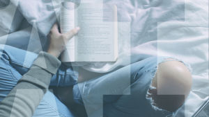 risti-istunnassa olevan ihmisen jalat ja pitelee kirjaa