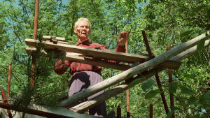 Johan Venninen rakennustelineillä.
