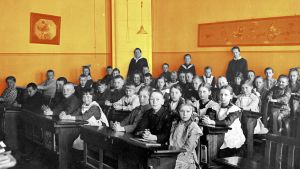 Koululaisia vuonna 1921. Oppilaat istuvat pulpeteissaan