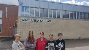 Sebastian Björkholm, Ninita Holmberg, Rasmus Rautio, Jesse Hujanen och Lina Holmberg högstadiebarn